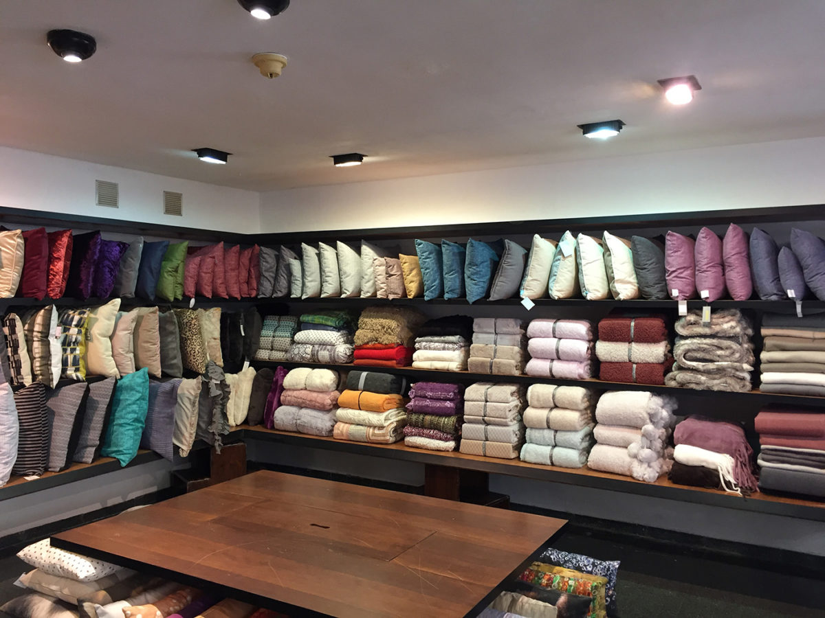 Sala de la botiga amb tovalloles i llençols ordenats per colors