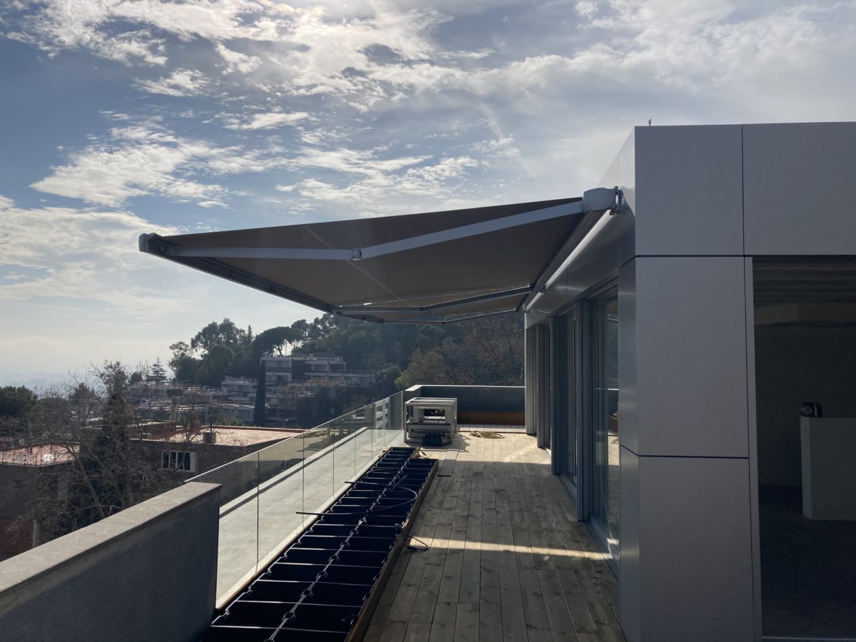 Tendal extensible sobre una terrassa amb vistes