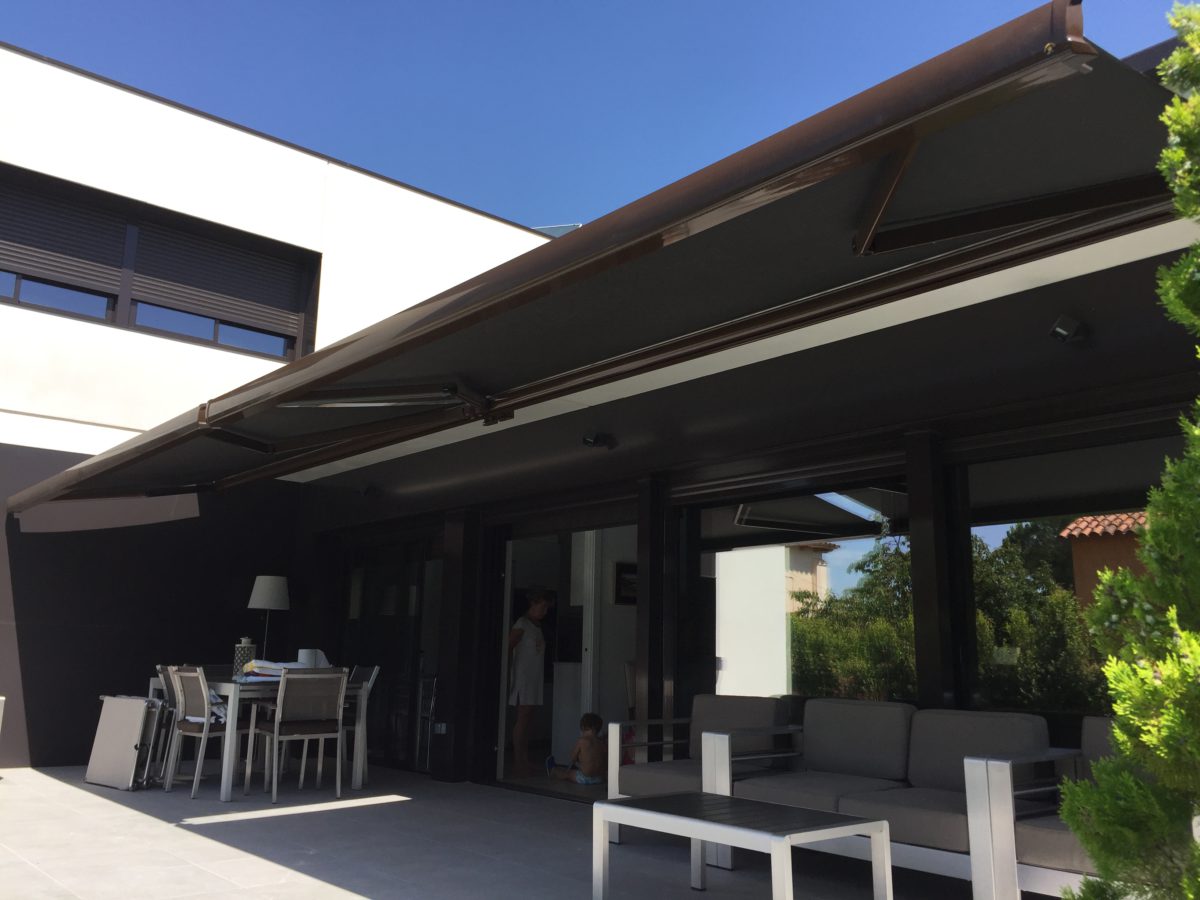 Tendals de braç extensible cobrint la terrassa d'una casa