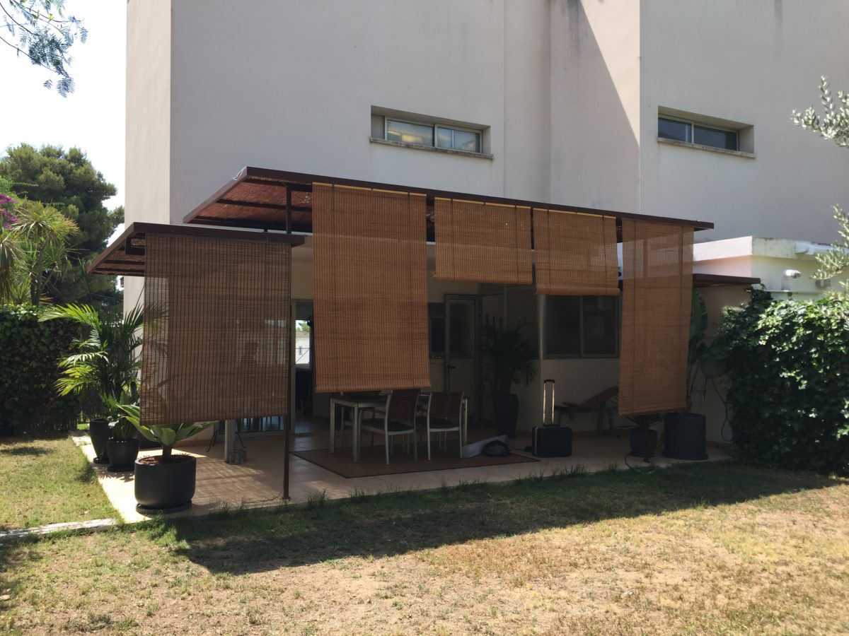 Estors d'exterior de llistons de fusta a la façana d'una casa