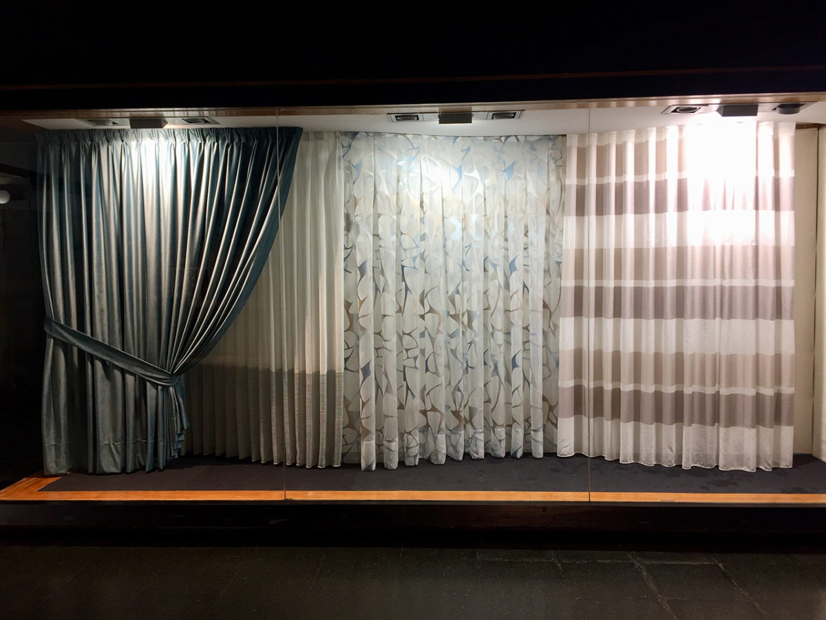 Mostrari de cortines penjades: plisada, estampada i de ratlles
