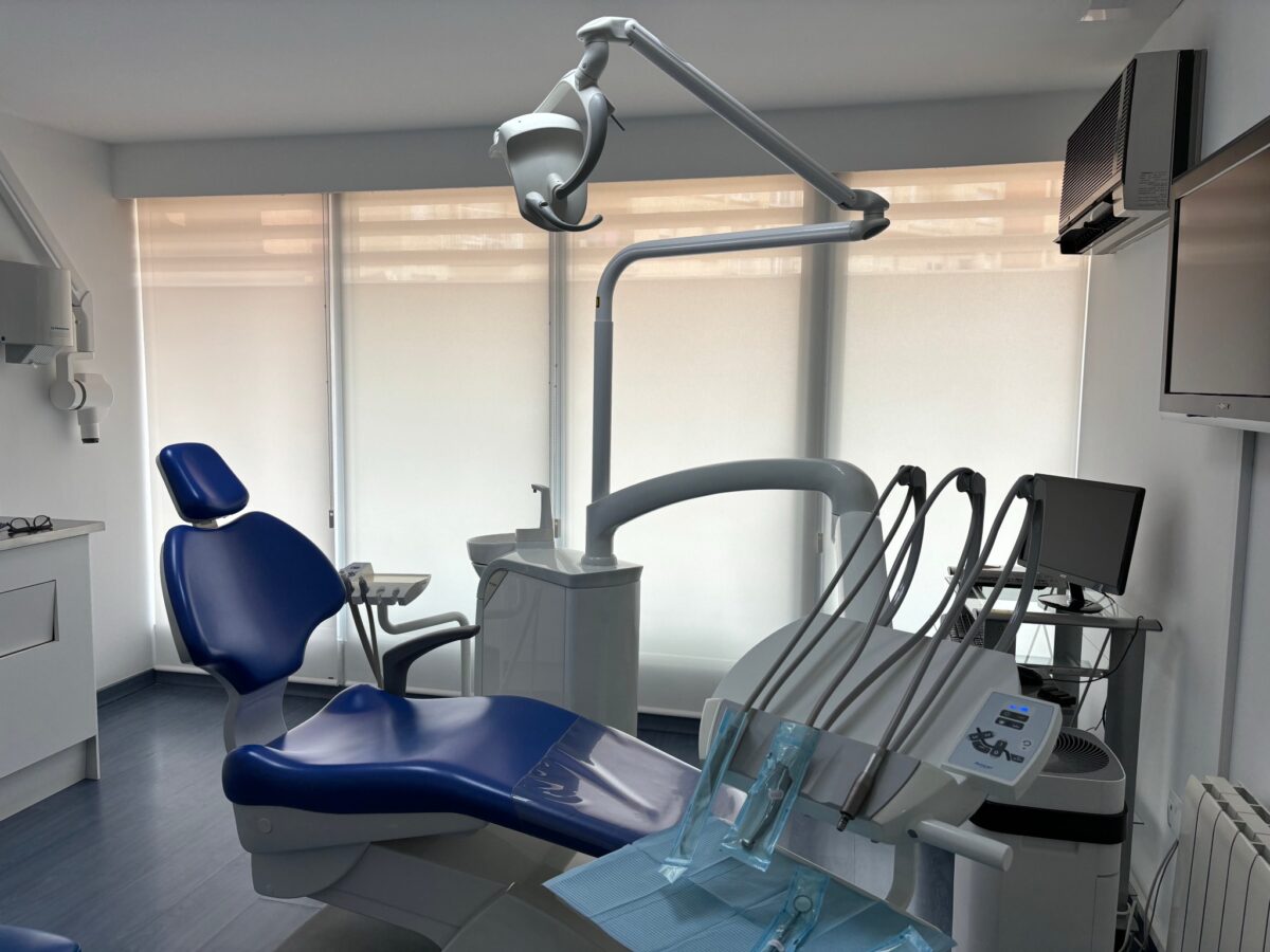 Consulta dental amb estors enrotllables translúcids a les finestres