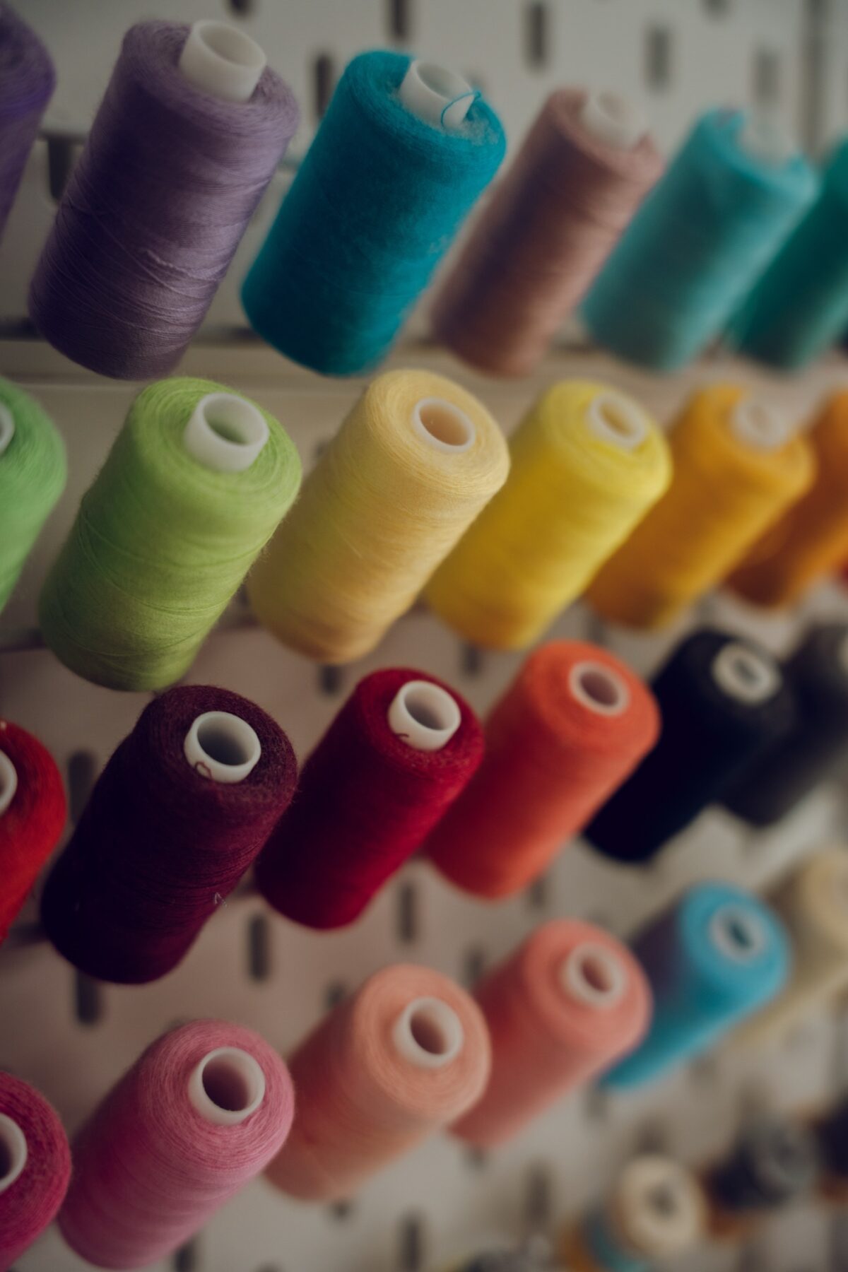 Rodets de fil de colors penjats en un plafó