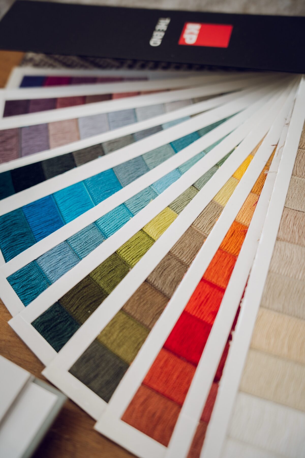 Ventall de mostres de colors de teixits
